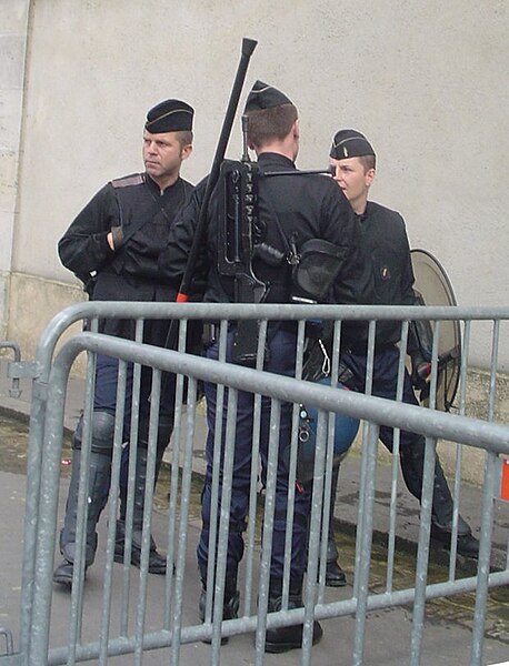 458px-Gendarmes_mobiles_FAMAS.jpg