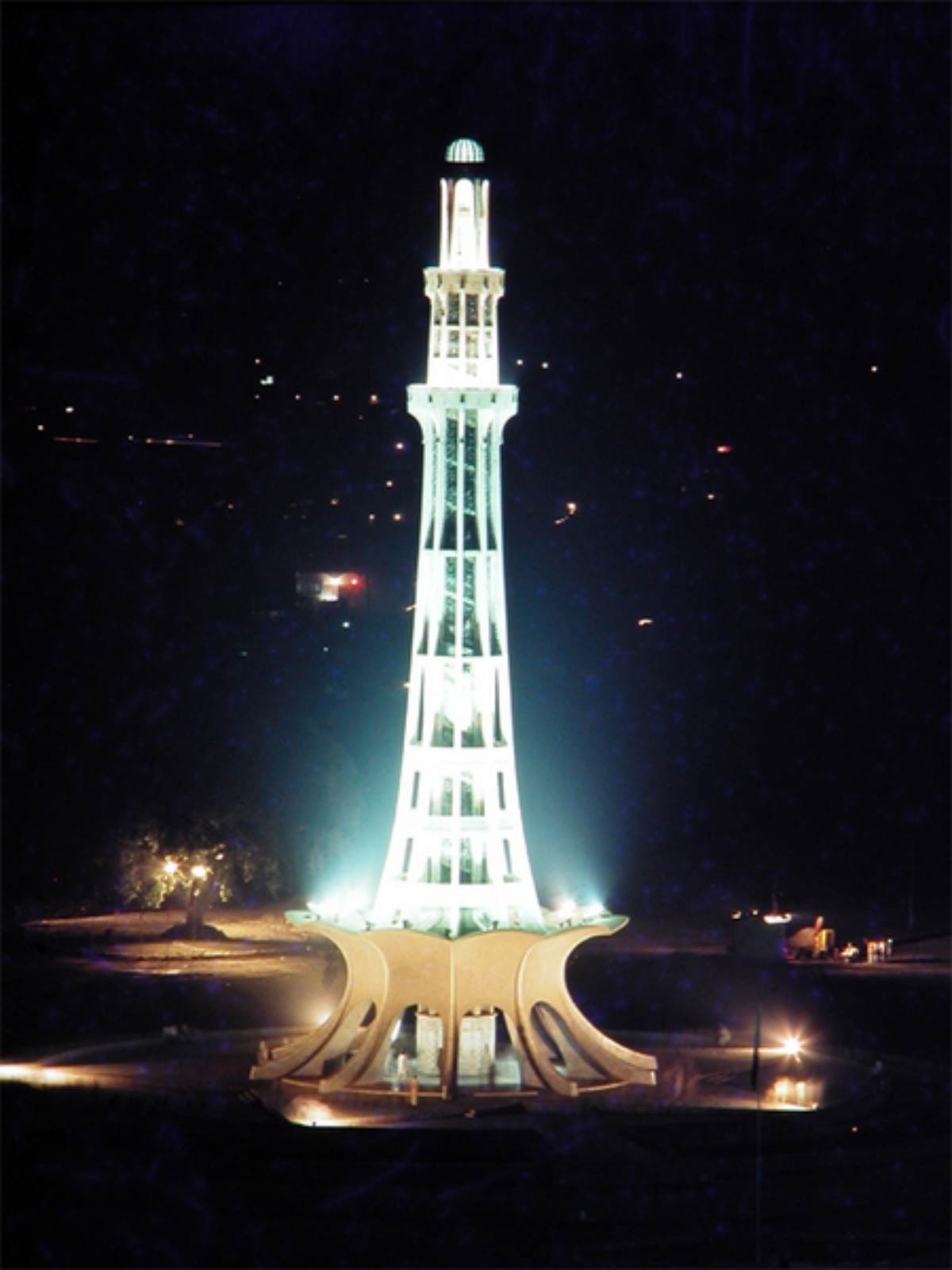 Minare_Pakistan_2_by_hiaamir.jpg