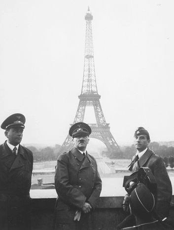 Adolf_Hitler_Paris_1940.jpg