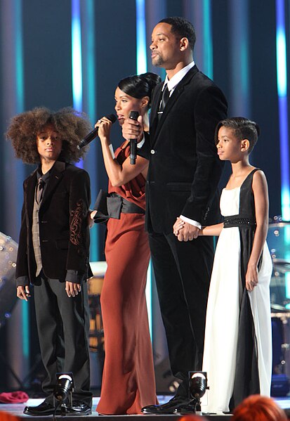 413px-Nobel_Peace_Price_Concert_2009_Will_Smith_and_Jada_Pinkett_Smith_with_children1.jpg