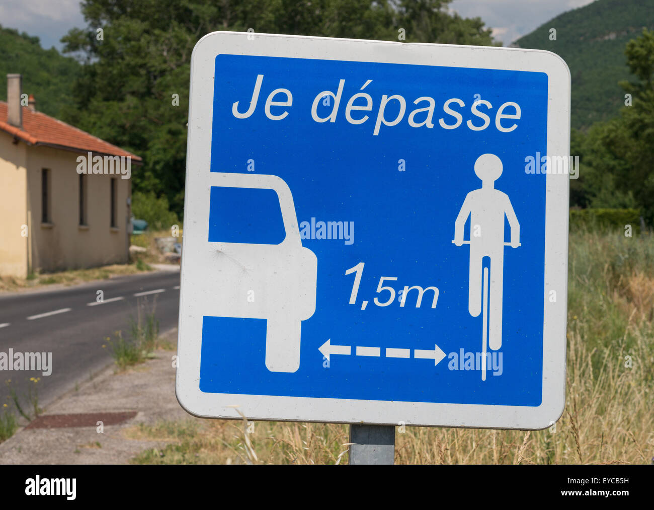 french-road-safety-sign-je-dpasse-15-m-i-allow-at-least-15-m-when-EYCB5H.jpg