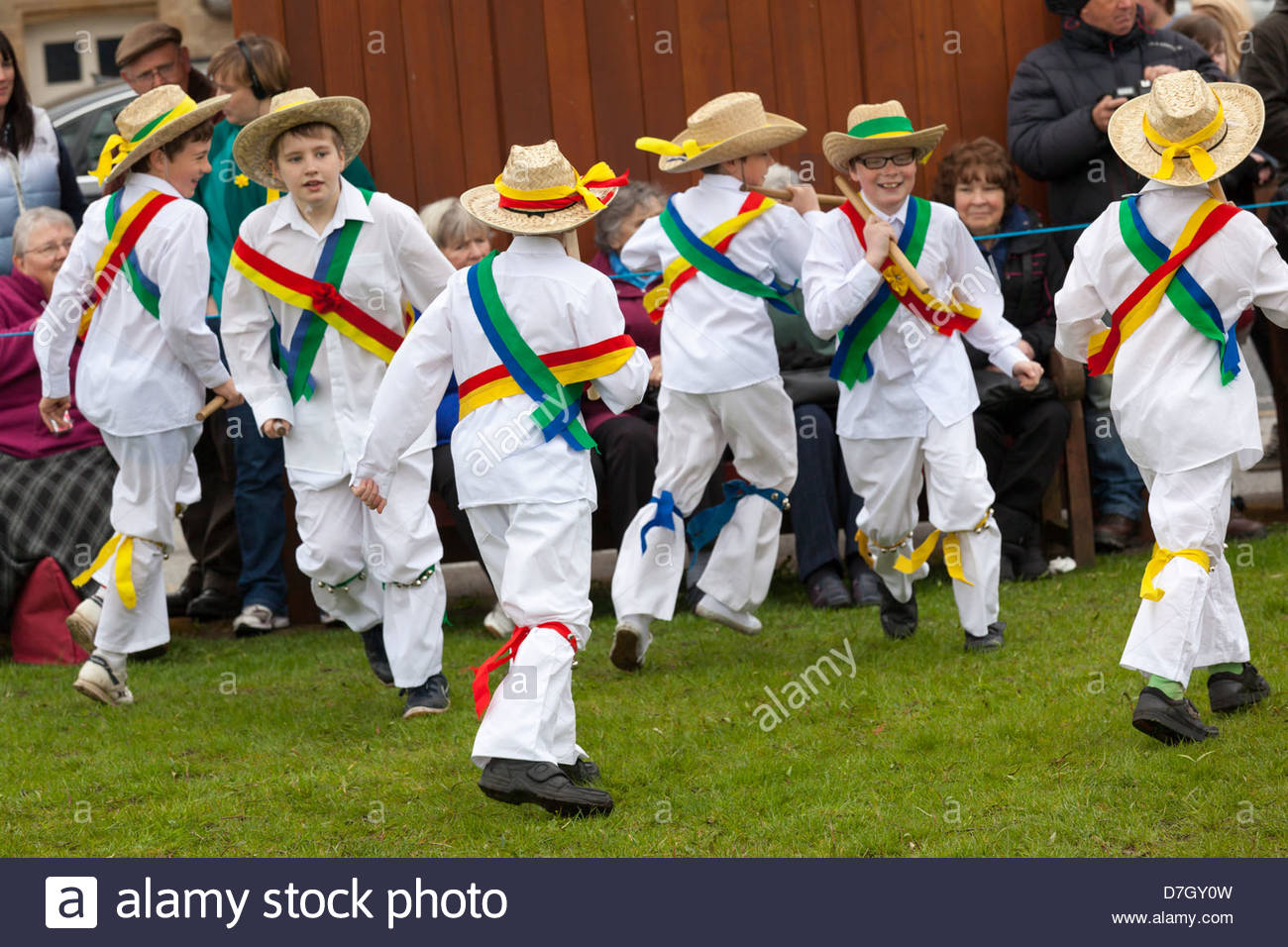 children-morris-dancing-at-may-day-festival-long-preston-north-yorkshire-D7GY0W.jpg