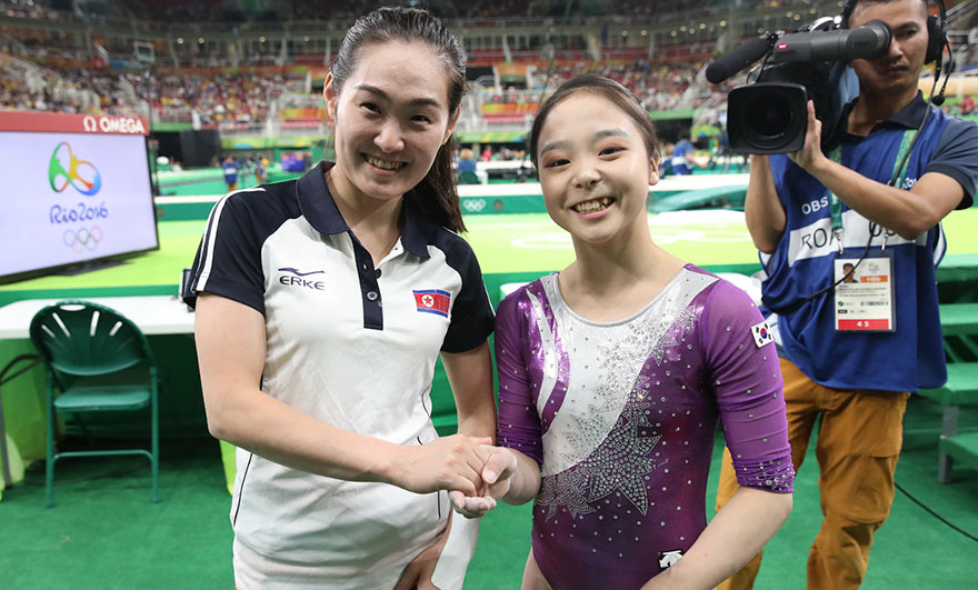north-korea-south-korea-gymnasts-selfie-olympics-5.jpg