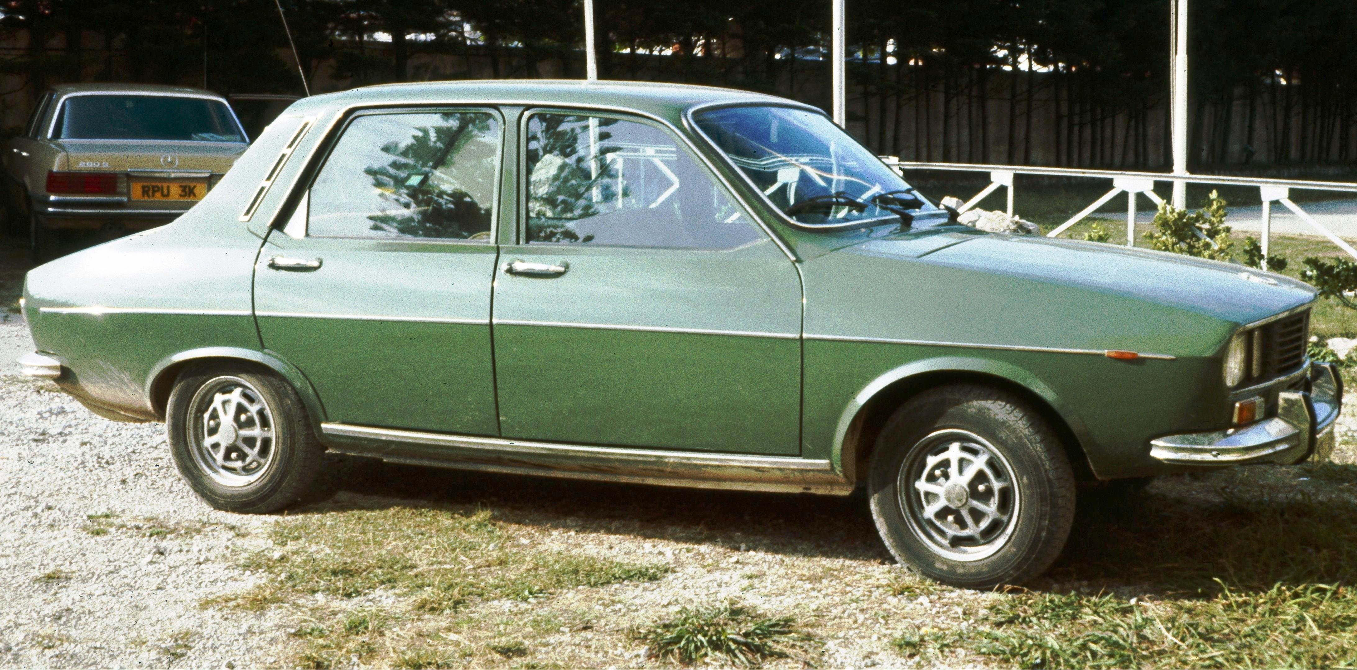 Renault_12_in_green_1972.jpg