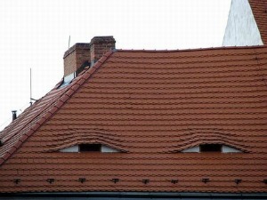 pareidolia-pictures-suspicious-house-eyes.jpg