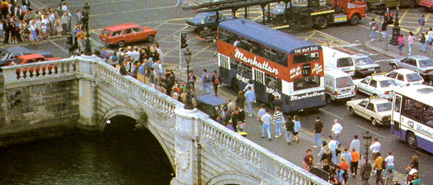 O'Connell Bridge 1991, a spotter sits on the northside balustrade